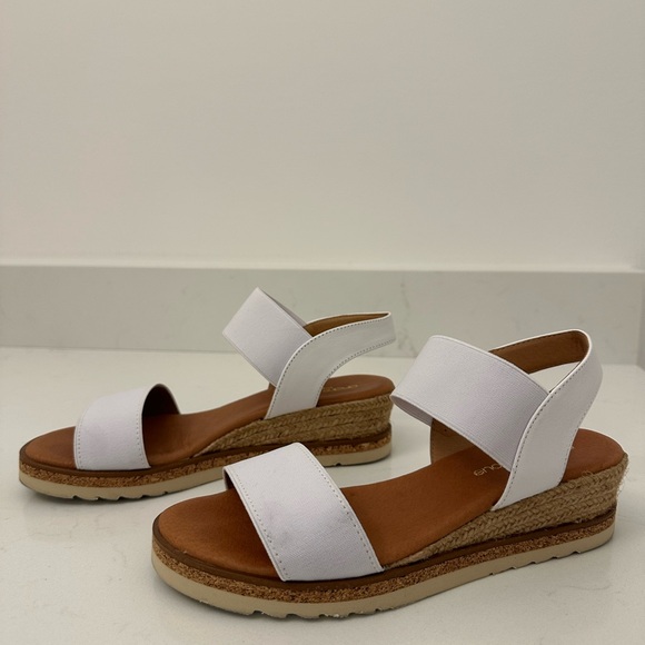 Andre Assous White Wedge Sandals - Picture 4 of 5